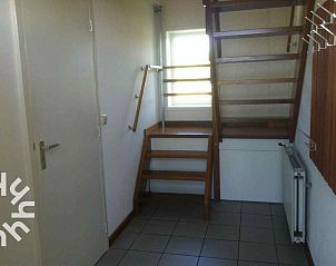 Trap naar boven in vakantiehuis ZE158, Groot Valkenisse, Walcheren voor comfortabel verblijf.