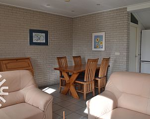 Eetkamer in ZE158 vakantiehuis, Groot Valkenisse, Walcheren met houten meubels en gezellige sfeer.