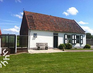 Gezellige woonkamer in ZE158 vakantiehuis, Groot Valkenisse, Walcheren met veel natuurlijk licht.