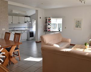 Grote tuin rondom ZE158 vakantiehuis in Groot Valkenisse, Walcheren met uitzicht op natuur.