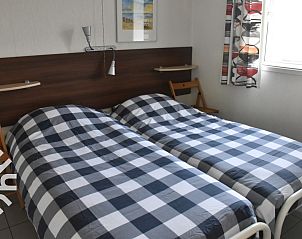 Moderne badkamer in ZE158 vakantiehuis, Groot Valkenisse, Walcheren met douche en wastafel.