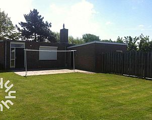 Vooraanzicht van vakantiehuis ZE159 in Groot Valkenisse, Walcheren, met ruime entree.