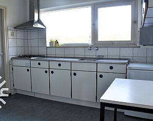 Volledig uitgeruste keuken in vakantiehuis ZE159 in Groot Valkenisse, Walcheren, met moderne apparatuur.