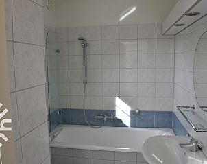 Ruime achtertuin van vakantiehuis ZE159 in Groot Valkenisse, Walcheren, ideaal voor ontspanning.