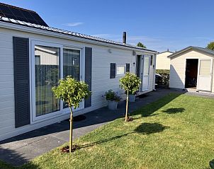 Meerchalet vakantiehuis in Groot Valkenisse, Walcheren, Zeeland met zonnig terras en groene omgeving.