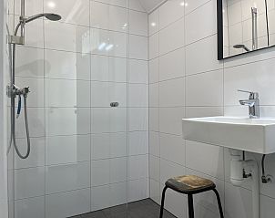 Gezellige slaapkamer met houten details in vakantiehuis ZE121, Gapinge, Walcheren.