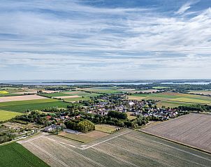 Ruim terras bij vakantiehuis ZE121 in Gapinge, Walcheren, met zitgelegenheid.