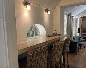 Houten bank op veranda van vakantiehuis ZE121 in Gapinge, Walcheren.