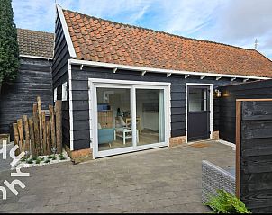 Vakantiehuis ZE1556 in Gapinge, Walcheren met charmante buitenkant en schuifdeuren.