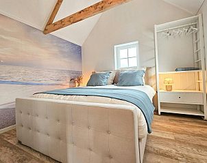 Comfortabele slaapkamer in vakantiehuis ZE1556 in Gapinge, Walcheren met strandthema.