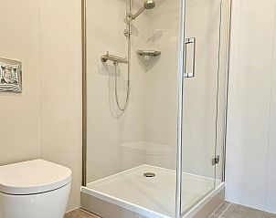 Moderne douche en toilet in vakantiehuis ZE1556 in Gapinge, Walcheren.