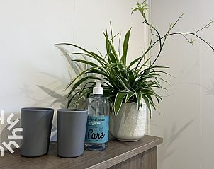 Sfeervolle slaapkamer met houten stoel in ZE1415, Gapinge, Walcheren, Zeeland.