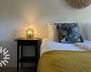 Planten en decoratie in de woonkamer van ZE1415, Gapinge, Walcheren, Zeeland.