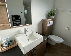 Moderne woonkamer met veel licht in ZE1415, Gapinge, Walcheren, Zeeland.