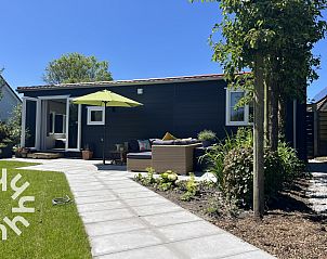 Zonnig terras met loungeset bij ZE1415, Gapinge, Walcheren, Zeeland.