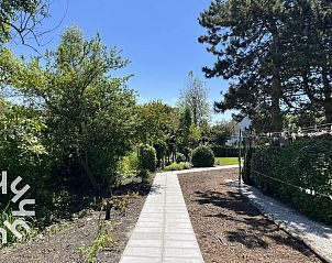 Moderne badkamer met wastafel in ZE1415, Gapinge, Walcheren, Zeeland.