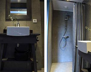 Eethoek in vakantiehuis ZE143 Gapinge Walcheren met houten tafel en glazen.