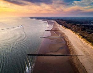 Keuken en eetruimte in vakantiehuis ZE143 Gapinge Walcheren met rustieke deur.