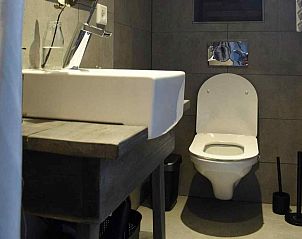 Stijlvolle badkamer met douche in vakantiehuis ZE143 Gapinge Walcheren.