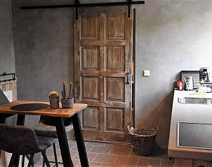 Woonkamer en trap in vakantiehuis ZE143 Gapinge Walcheren met moderne inrichting.