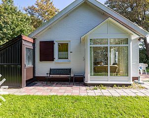 Houten palen op het strand nabij Koudekerke-Dishoek, Walcheren, Zeeland.