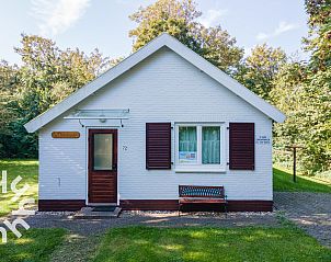 Terras met tuinstoelen bij vakantiehuis ZE364, Koudekerke-Dishoek, Walcheren.