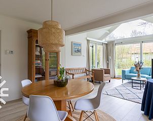 Gezellige woonkamer van ZE358 vakantiehuis in Koudekerke-Dishoek, Walcheren met veel lichtinval.