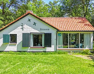 Zonnig terras bij ZE358 vakantiehuis in Koudekerke-Dishoek, Walcheren omgeven door natuur.
