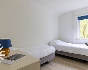 Lichte eetkamer in ZE358 vakantiehuis, Koudekerke-Dishoek, Walcheren met uitzicht op de tuin.