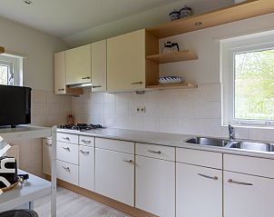 Volledig uitgeruste keuken in ZE358 vakantiehuis, Koudekerke-Dishoek, Walcheren, Zeeland.