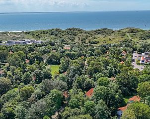 Luchtfoto van Walcheren met ZE358 vakantiehuis in groene omgeving nabij de zee.