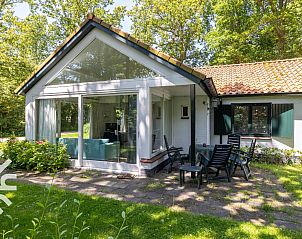 Vooraanzicht van ZE358 vakantiehuis in Koudekerke-Dishoek, Walcheren met groene omgeving.