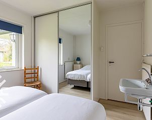 Slaapkamer met spiegelkast in ZE358 vakantiehuis, Koudekerke-Dishoek, Walcheren, Zeeland.