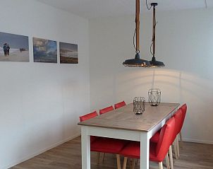 Eetkamer met moderne inrichting in VZ935 Vakantieappartement, Koudekerke Dishoek, Zeeland.