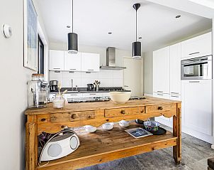 Ruime keuken in VZ1127 Vakantiewoning in Koudekerke, Walcheren, met veel opbergruimte.