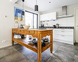 Ingang van VZ1127 Vakantiewoning in Koudekerke-Dishoek, Walcheren, met toegang tot keuken.