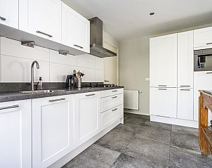 Hal van VZ1127 Vakantiewoning in Koudekerke, Walcheren, met trap naar bovenverdieping.