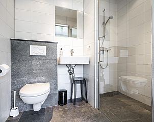 Slaapkamer met balkon in VZ1127 Vakantiewoning in Koudekerke-Dishoek, Walcheren.