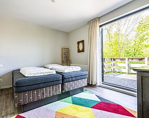 Slaapkamer met openslaande deuren in VZ1127 Vakantiewoning in Koudekerke-Dishoek, Walcheren.