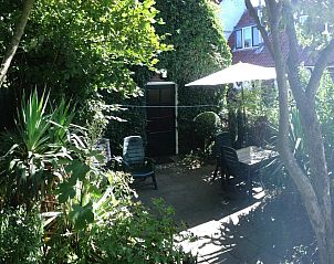 Schaduwrijke tuin van VZ037 Vakantiehuisje Koudekerke-Dishoek in Walcheren, Zeeland.