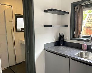 Keuken en badkamer in VZ037 Vakantiehuisje Koudekerke-Dishoek, Walcheren, Zeeland.