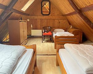 Zolder met houten afwerking in VZ037 Vakantiehuisje Koudekerke-Dishoek, Zeeland.