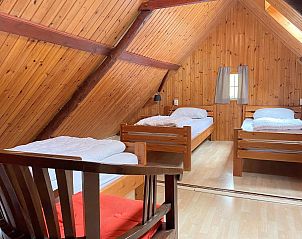 Buitenkant van VZ037 Vakantiehuisje Koudekerke-Dishoek met planten in Walcheren, Zeeland.