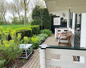 Veranda van VZ2319 Natuurhuisje in Koudekerke-Dishoek met uitzicht op groene omgeving in Walcheren, Zeeland.