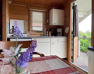 Keuken van VZ2319 Natuurhuisje in Koudekerke-Dishoek met moderne voorzieningen en uitzicht op de tuin.