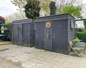 Buitenopslag en schuur bij VZ2319 Natuurhuisje in Koudekerke-Dishoek, omringd door natuur in Zeeland.