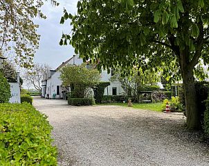 Oprit naar VZ2319 Natuurhuisje in Koudekerke-Dishoek, omgeven door bomen en groen in Walcheren.