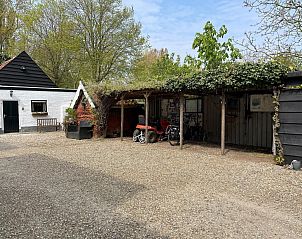 Parkeerplaats en fietsenstalling bij VZ2319 Natuurhuisje in Koudekerke-Dishoek, Walcheren, Zeeland.