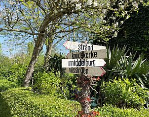 Wegwijzer bij VZ2319 Natuurhuisje in Koudekerke-Dishoek met richtingen naar strand en steden in Zeeland.