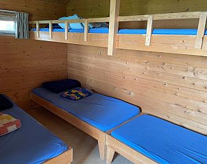 Comfortabele slaapkamer in VZ2320 vakantiehuis, Koudekerke-Dishoek, Walcheren, met houten afwerking.